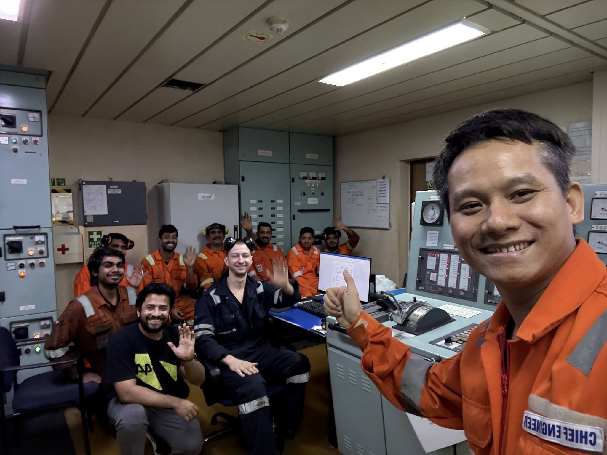Đội ngũ sĩ quan và thuyền viên buồng lái điều phối hải trình